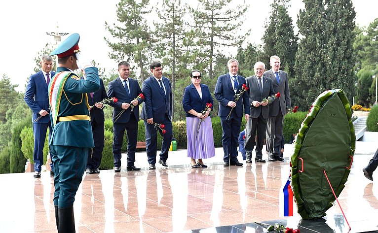 Церемония возложения венка к мемориалу «Вечный огонь» в парке Победы