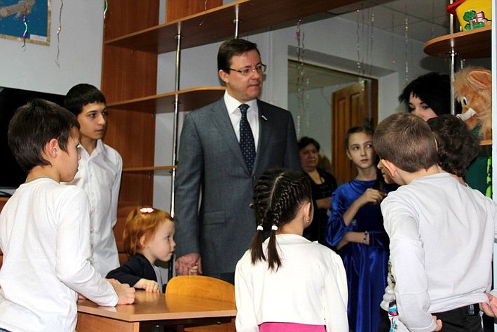 Д. Азаров поздравил воспитанников приюта 