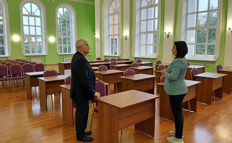 Сергей Мартынов посетил библиотеку и отметил успешную работу ее коллектива