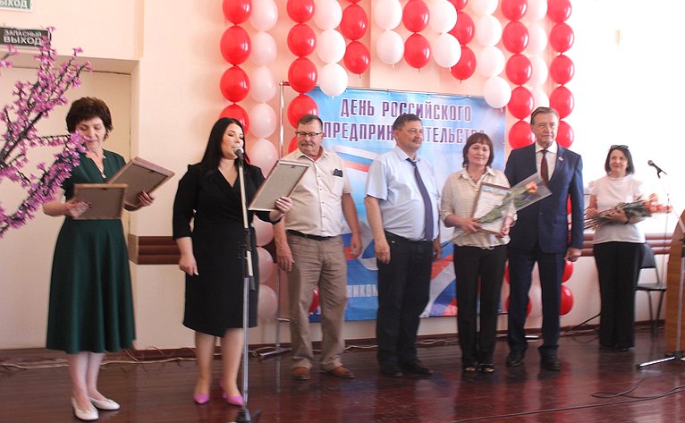 Сергей Рябухин в ходе рабочей поездки в регион принял участие в мероприятиях, посвященных празднованию Дня российского предпринимательства в Майском районе