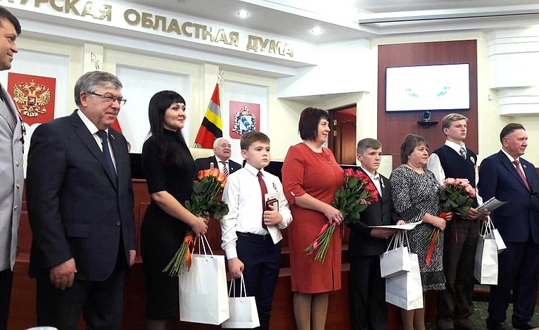 Валерий Рязанский и Александр Михайлов в Курске наградили детей-героев