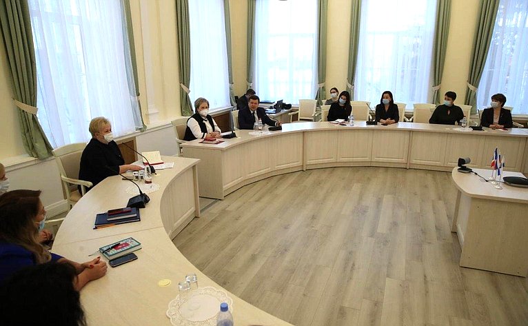 Елена Писарева приняла участие в заседании «круглого стола» по обсуждению достижений и проблем, с которыми сталкиваются в настоящее время женщины-ученые