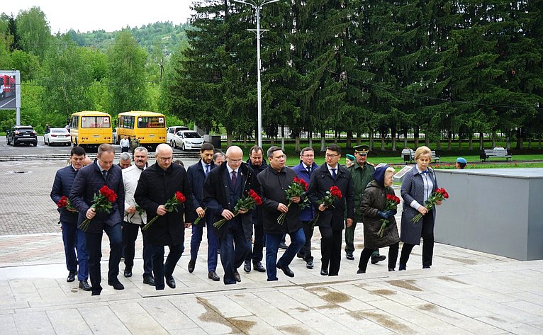 Сенаторы приняли участие в церемонии возложения цветов к Вечному огню на мемориальном комплексе «Парк Победы» в городе Горно-Алтайске, а также к памятнику воинам-землякам, погибшим в локальных войнах и вооруженных конфликтах