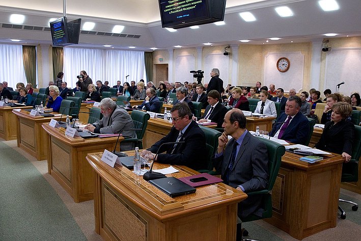 Участники парламентских слушаний на тему «Практика и направления совершенствования проведения единого государственного экзамена в Российской Федерации» 1