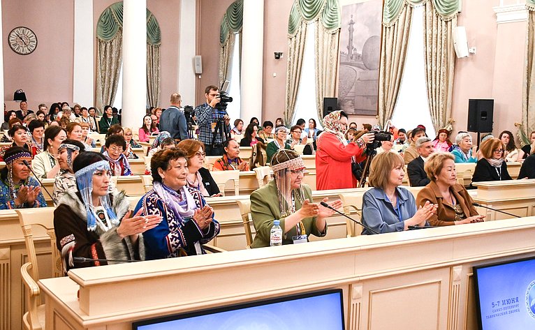 Галина Карелова выступила в ходестратегической сессии «Эффективные коммуникации как фактор успеха женщин Севера»
