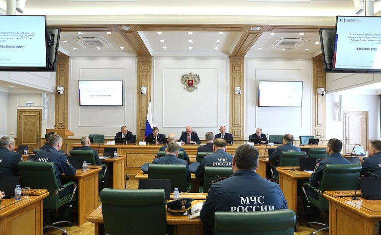 Встреча сенаторов РФ со слушателями Академии Государственной противопожарной службы МЧС России