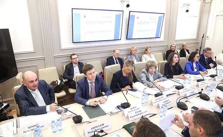 Заседание секции по военно-промышленной политике и бюджету Экспертного совета при Комитете СФ по обороне и безопасности