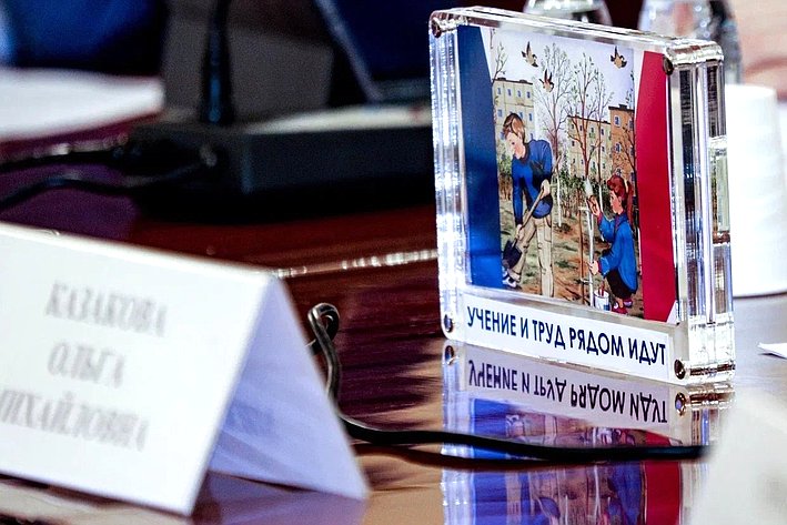 Андрей Хапочкин принял участие в круглом столе, организованном Государственной Думой, на котором законодатели обсудили поправки в закон «Об образовании в Российской Федерации»