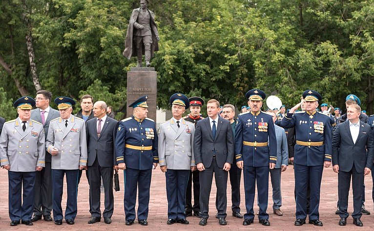 В День ВДВ Андрей Турчак принял участие в возложении цветов к памятнику В. Маргелову