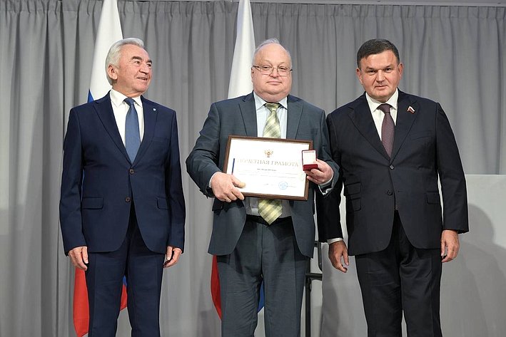 Сергей Перминов вручил Почетную грамоту Совета Федерации ректору Ленинградского государственного университета имени А.С. Пушкина Григорию Двасу