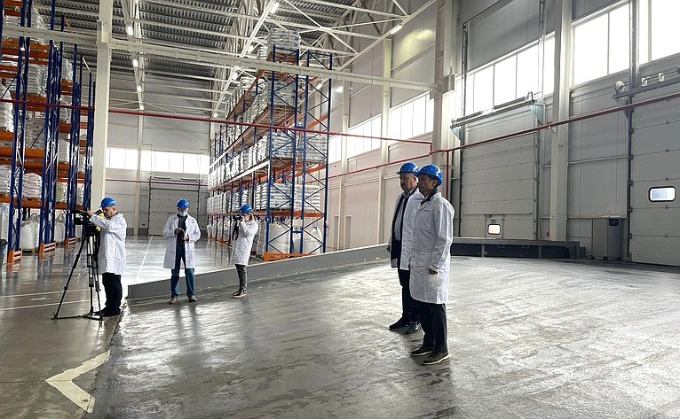 Максим Кавджарадзе в рамках поездки в регион посетил производственные предприятия в Тербунском и Воловском районах