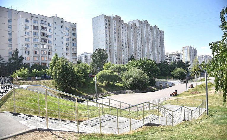 Инна Святенко совместно с депутатом Государственной Думы Петром Толстым встретились с жителями на прудах-регуляторах после завершения благоустроительных работ