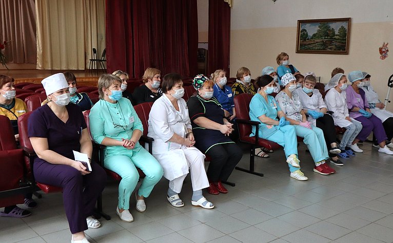 Елена Бибикова посетила государственное бюджетное учреждение социального обслуживания Псковской области «Великолукский дом-интернат для престарелых и инвалидов»