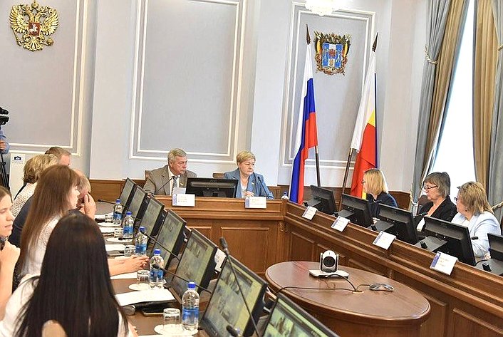 Василий Голубев принял участие в работе круглого стола «Социальное обслуживание в решении задач повышения качества жизни старшего поколения»