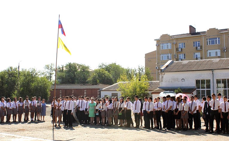 Алексей Майоров принял участие в торжественной линейке, посвященной Дню знаний в МБОУ «Элистинский технический лицей»