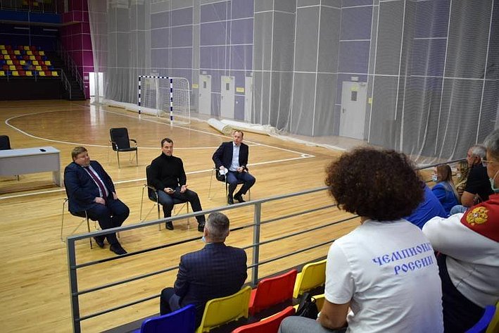 Эдуард Исаков встретился с коллективами двух крупных бюджетных спортивных учреждений Югры