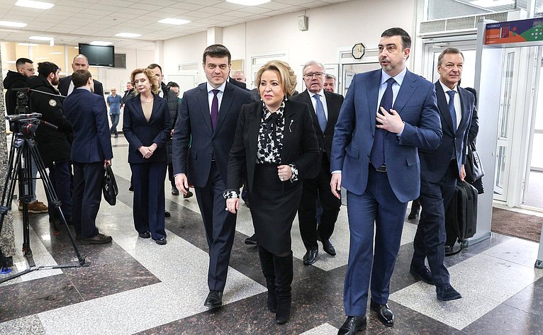 Валентина Матвиенко вместе с губернатором региона Михаилом Котюковым посетила подразделения Сибирского федерального университета