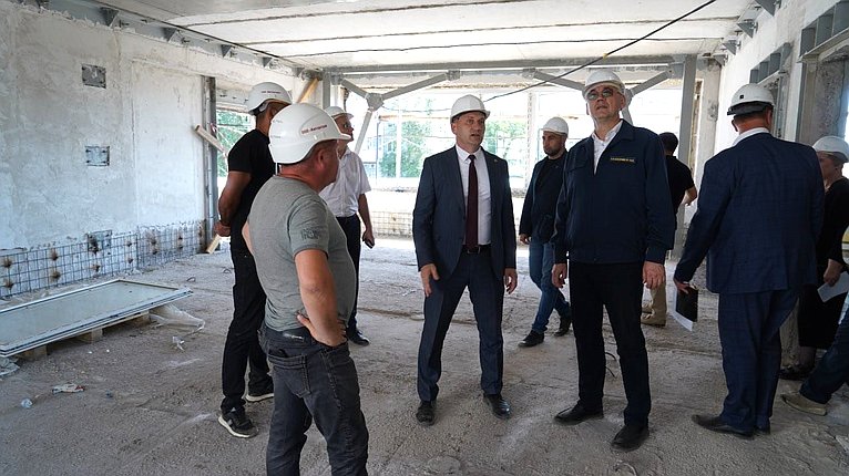 Виктор Калашников проинспектировал реализацию проектов капитального ремонта школ и детских садов в Комсомольске-на-Амуре