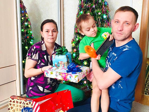Андрей Хапочкин в рамках акции «Ёлка желаний» передал подарки детям в отдалённые районы острова Сахалин