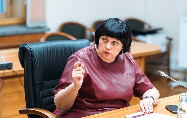 Еена Афанасьева провела в Государственной Думе «круглый стол», посвящённый вопросам, связанным с ролью женщин в современном мире