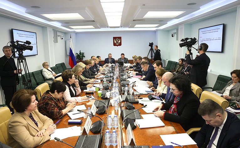 Расширенное заседание Комитета СФ по социальной политике с участием Министра здравоохранения РФ