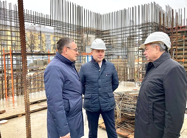 Анатолий Артамонов проинспектировал строительство нового здания ТЮЗа и поликлиники