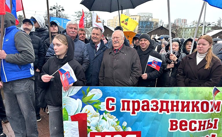 Игорь Мурог поздравил рязанцев с Первомаем на митинге-концерте на площади Победы