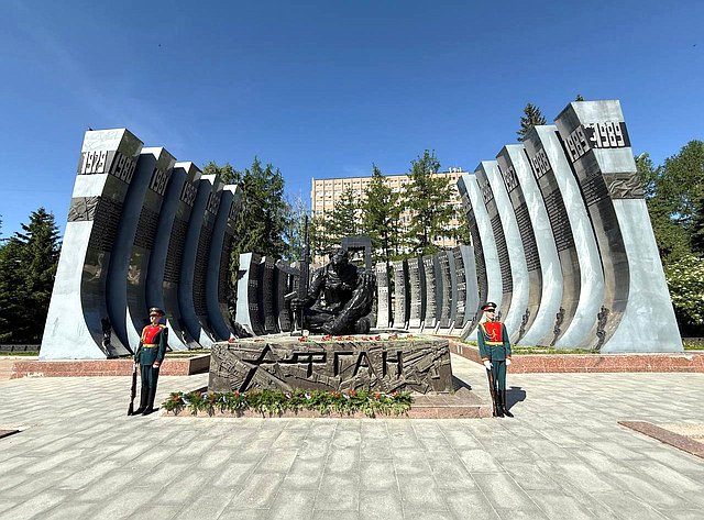 В г. Екатеринбурге сенаторы РФ провели церемонии возложения цветов к Широкореченскому военно-мемориальному комплексу, посвященному погибшим в Великой Отечественной войне, а также к военно-мемориальному комплексу «Черный тюльпан»