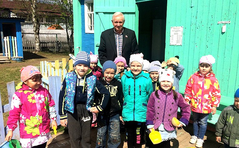 Валерий Марков в ходе поездки в регион посетил школу и детские сады в селе Большелуг
