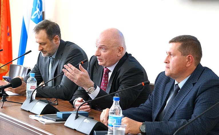 Парламентарии встретились с молодыми юристами – студентами Юридического института Алтайского государственного Университета, с которыми провели открытый диалог