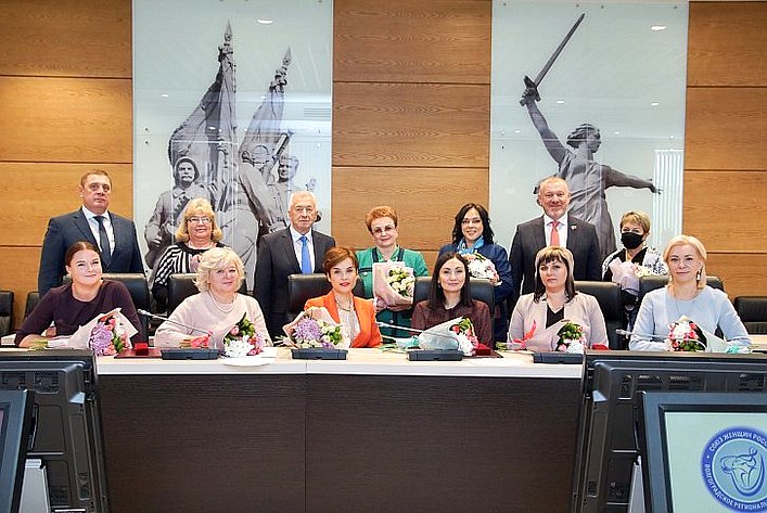Николай Семисотов встретился с активом Волгоградского областного союза женщин