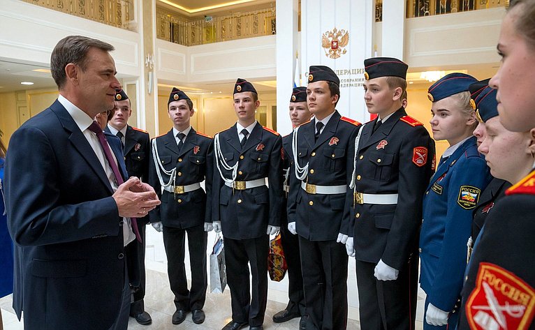 Юрий Воробьев и Виктор Новожилов встретились с юнармейцами в Совете Федерации