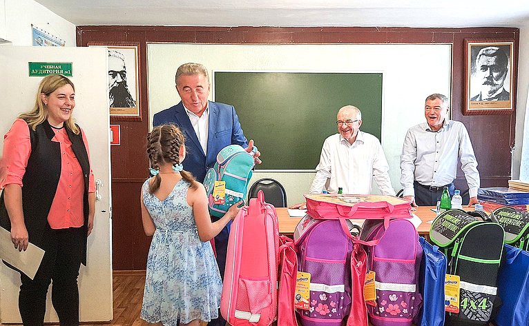 Сергей Лукин вручил школьные рюкзаки, необходимые канцелярские принадлежности и кондитерские наборы каждому школьнику, проживающему в пункте временного размещения, расположенном на территории Таловского района