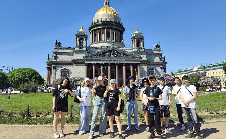 Сергей Мартынов вновь пригласил детей героев побывать в городе на Неве и познакомиться с его главными достопримечательностями