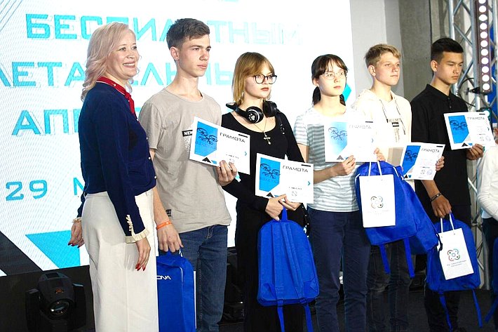 Андрей Хапочкин наградил победителей фестиваля беспилотных летательных аппаратов «Взлетай» в Сахалинской области