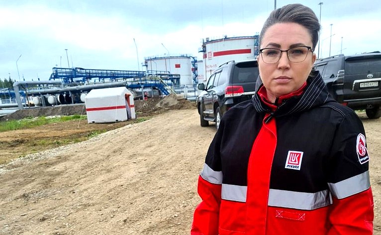 Елена Шумилова в рамках региональной недели посетила место ликвидации прорыва нефтепровода в посëлке Ярега