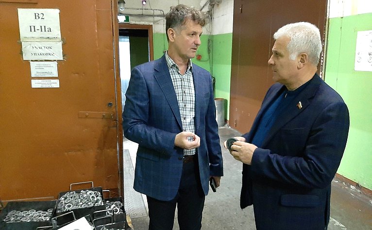 Сергей Мартынов во время визита в регион осмотрел цеха ОКТБ