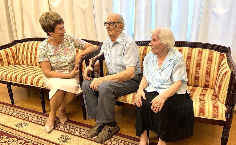 Екатерина Алтабаева поздравила супружескую пару в Севастополе с 70-летним юбилеем совместной жизни