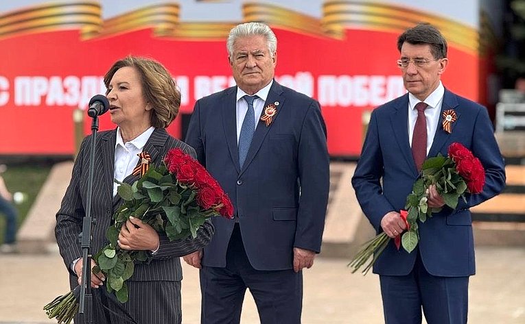 Марина Сидухина приняла участие в церемонии возложения цветов к горельефу «Скорбящей матери-Родине»