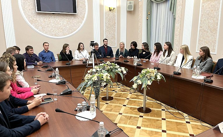 Юлия Лазуткина встретилась с молодыми парламентариями Пензенской области