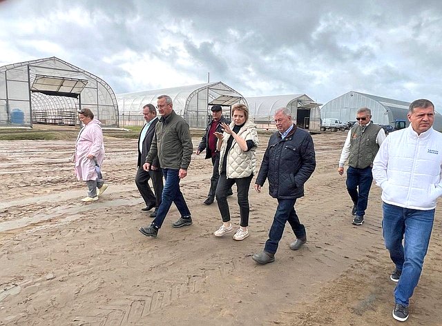 Анатолий Артамонов в селе Пеневичи Хвастовичского района Калужской области принял участие в торжественном открытии нового современного животноводческого комплекса