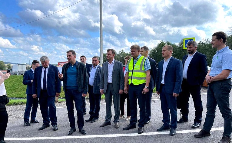 Виктор Новожилов вместе с губернатором Александром Цыбульским проинспектировал ход реконструкции моста через реку Вага в Вельском районе