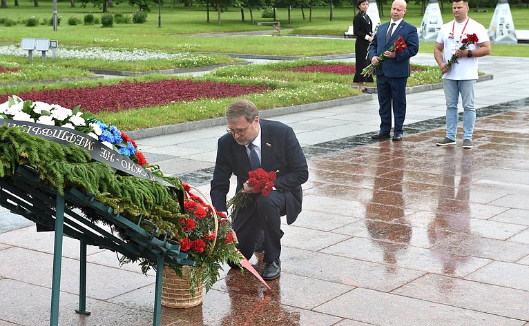 Участники проекта «Поезд Памяти» посетили Пискаревское мемориальное кладбище