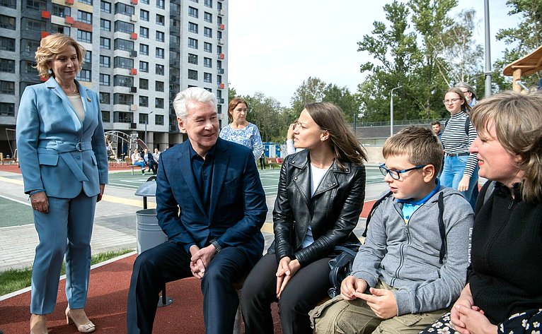 Инна Святенко приняла участие во встрече мэра Москвы Сергея Собянина с жителями, которые скоро переедут в новый дом, построенный по программе реновации