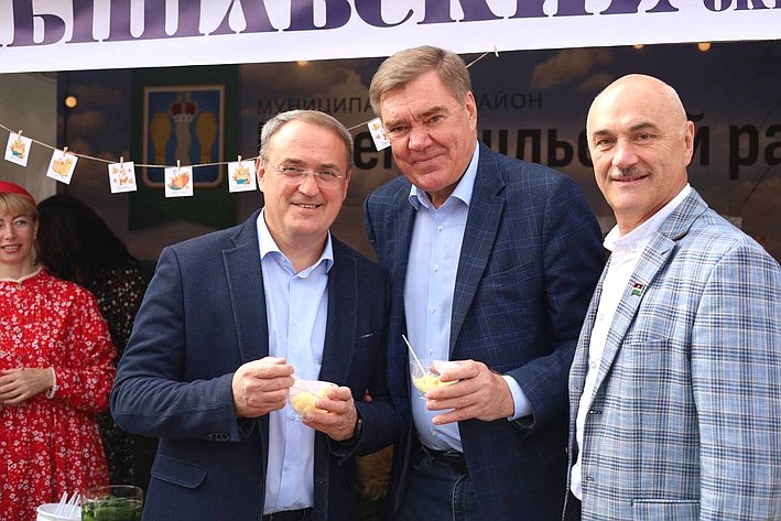 Александр Савин стал одним из почетных гостей ярмарки «Калужская осень-2025»