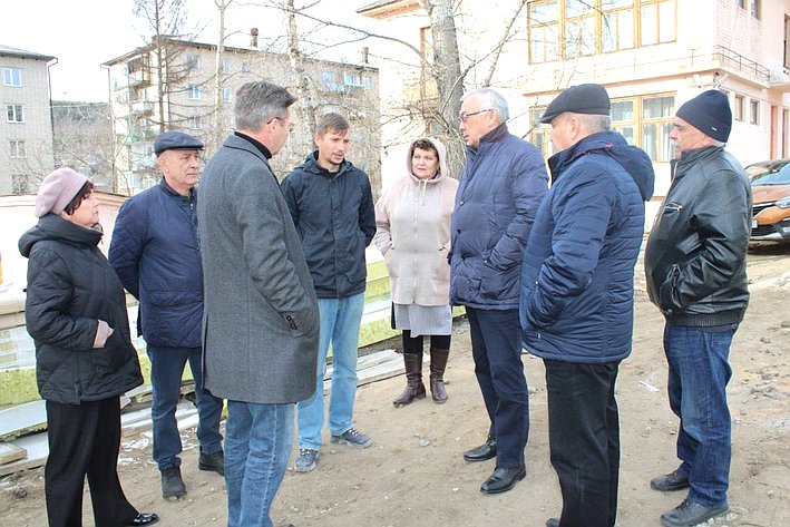 Баир Жамсуев проверил ход строительства модульных спортзалов в Забайкалье