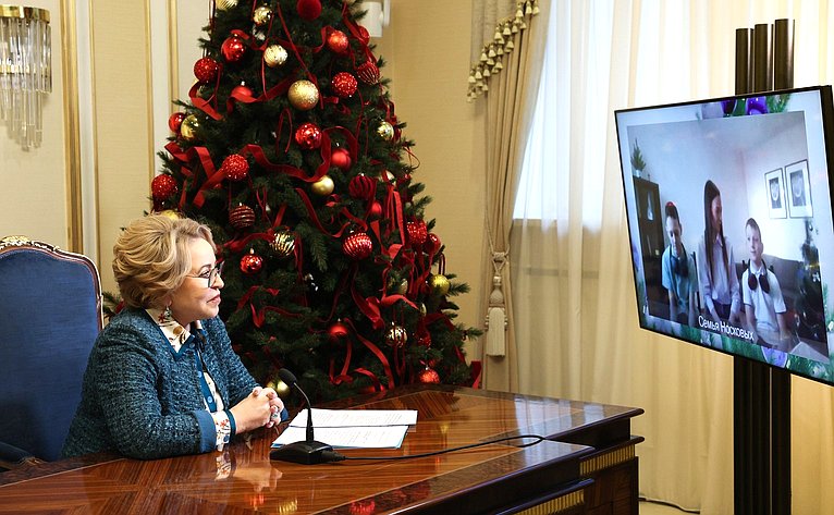 Валентина Матвиенко приняла участие в акции «Елка желаний»