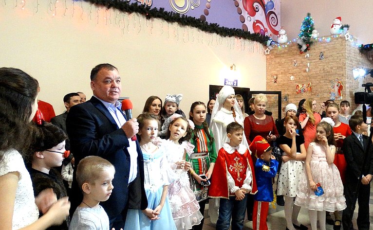 А. Суворов провел в Амурской области традиционную Новогоднюю елку для детей с ограниченными возможностями
