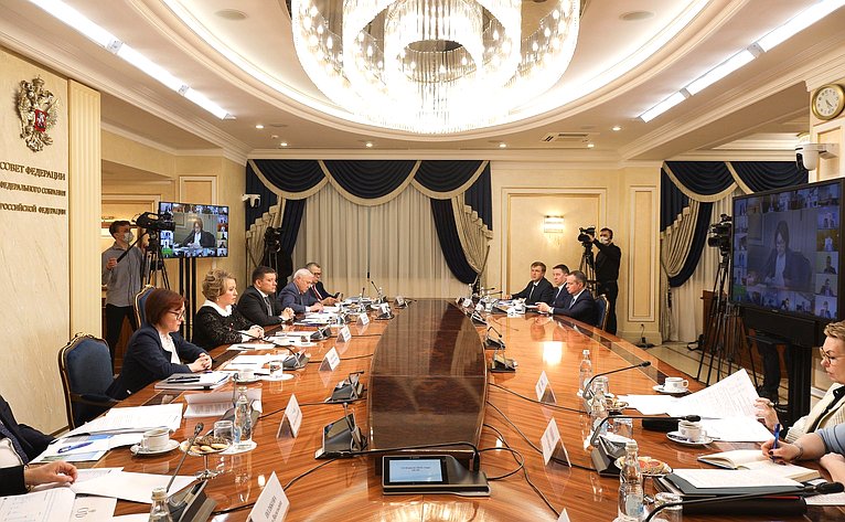 Встреча руководства верхней палаты парламента, Банка России, федеральных органов исполнительной власти и представителей региональных банков