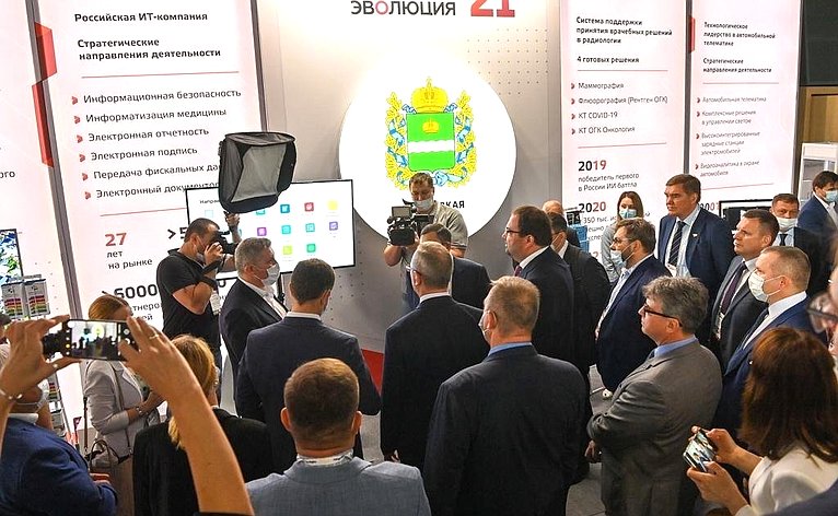 Сенатор Александр Савин посетил также выставку передовых практик российских и зарубежных IT–компаний